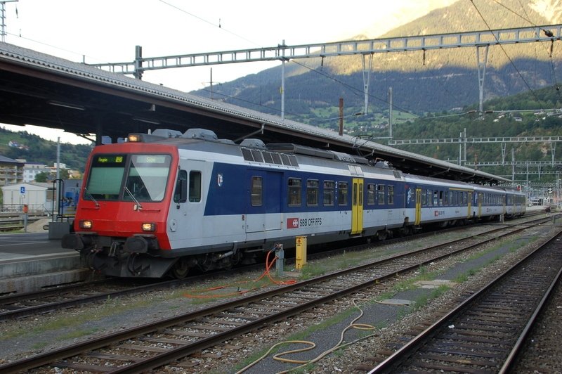 Ein Triebzug der Baureihe RBDe 560 stand am 4. August 2009 abfahrbereit im Bahnhof Brig; er wird als R4176 nach Sitten (Sion) fahren.