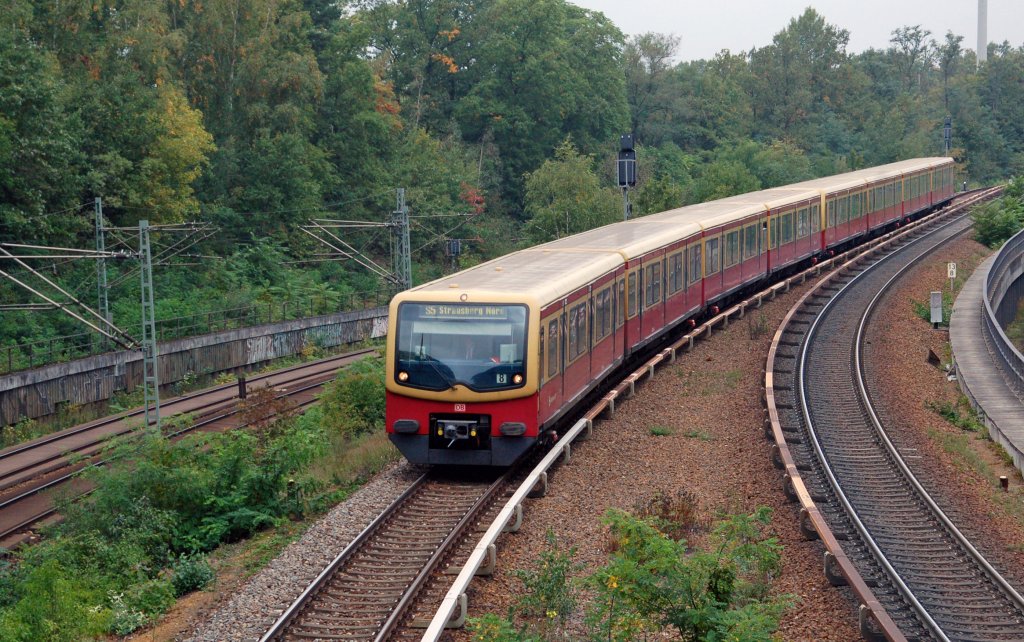Ein Triebzug der BR 481 erreicht am 25.09.10 den S-Bahnhof Messe Sd.