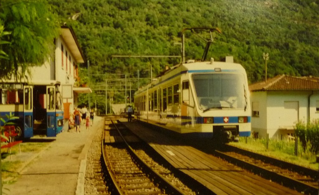 Ein Triebzug der Centovallibahn begegnet im Bahnhof Camedo einem MB 0 303 im Sommer 1996 (digitalisiertes Dia).
