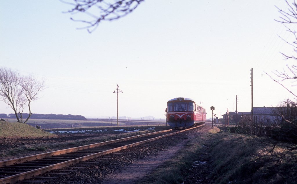 Ein Triebzug der HP, Hjørring Privatbaner, befindet sich am 24. Februar 1975 in der Nähe von Tornby, einem Städtchen auf der Bahnstrecke Hjørring - Hirtshals.