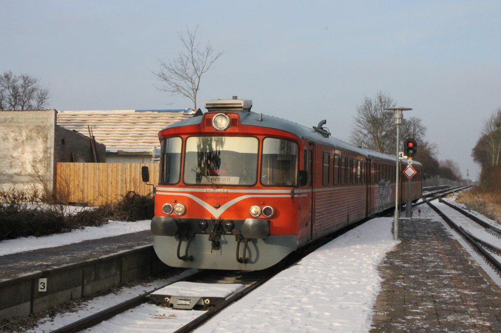 Ein Triebzug von Midtjyske Jernbaner, Odderbanen, bestehend aus einem Triebwagen (Ym), einem  Mittelwagen  (Yp) und einem zweiten Triebwagen (Ym) kommt am 7. Dezember 2012 in Tranbjerg (zwischen Aarhus und Odder) an. - Der 7. Dezember war der vorletzte Tag, an dem die Triebzge dieser Art die Bahnstrecke Aarhus - Odder bedienten.