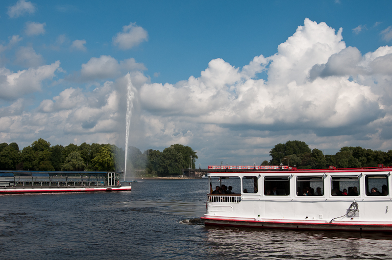 Ein Triebzug der S-Bahn Hamburg am 28. August 2011 auf der Lombardsbrcke.