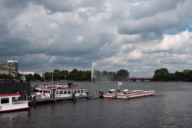 Ein Triebzug der S-Bahn Hamburg am 28. August 2011 auf der Lombardsbrcke.