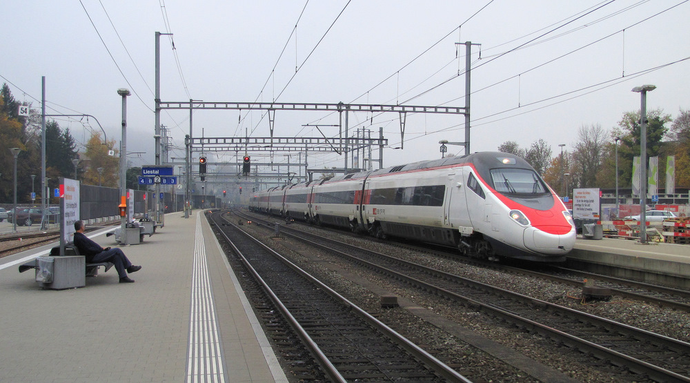 Ein Triebzug der SBB, alias ETR 610, als EC 57 nach Milano. Hier fhrt er gerade in den Bahnhof Liestal ein. 06.11.2011