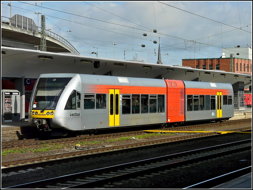 Ein Triebzug der Vectus Verkehrsgesellschaft mbh stand am 10.09.2010 am Bahnsteig im Hauptbahnhof von Koblenz. (Jeanny)