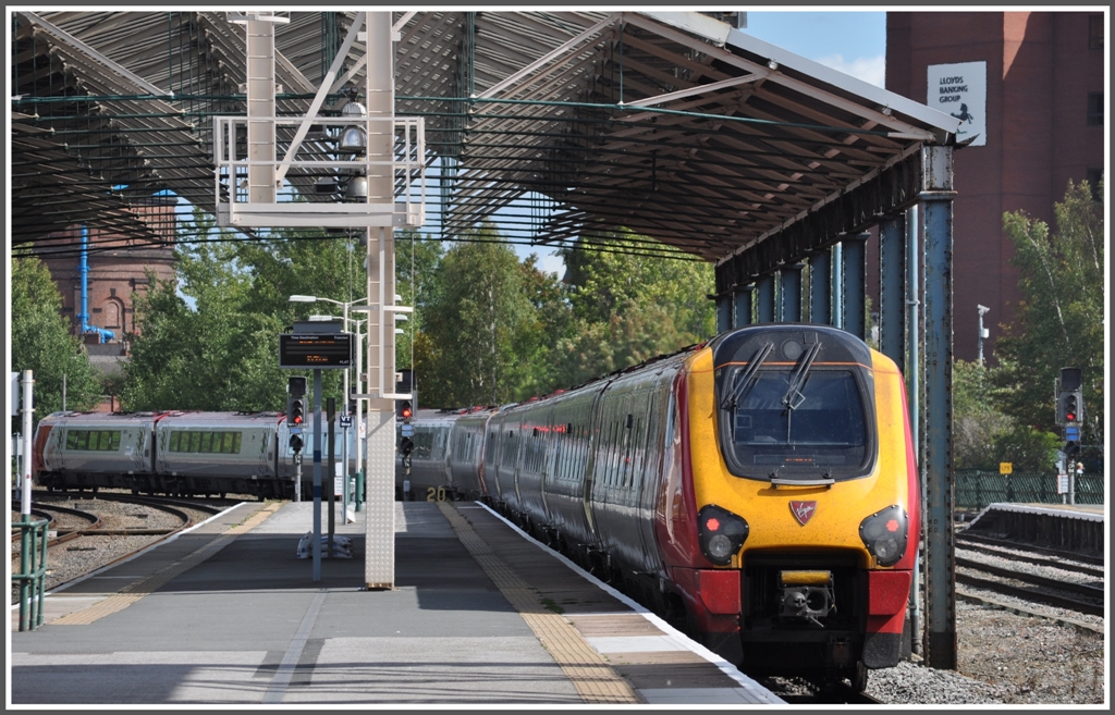 Ein Triebzug der Virgin Trains von Holyhead nach London Euston verlsst soeben Chester. (14.08.2011)