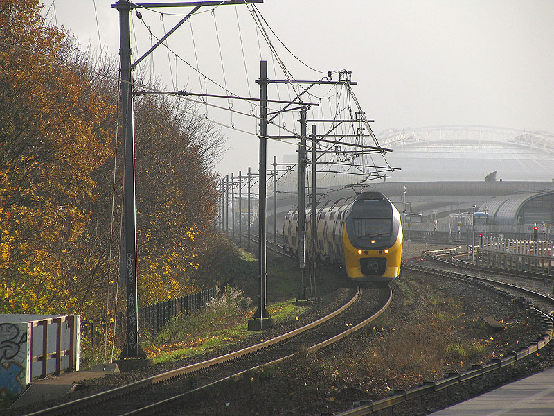Ein Triebzug (wahrscheinlich IC von Heerlen nach Alkmaar) kommt an dem U-Bahnhof Amsterdam Sparklerweg vorbei. 22.11.2010