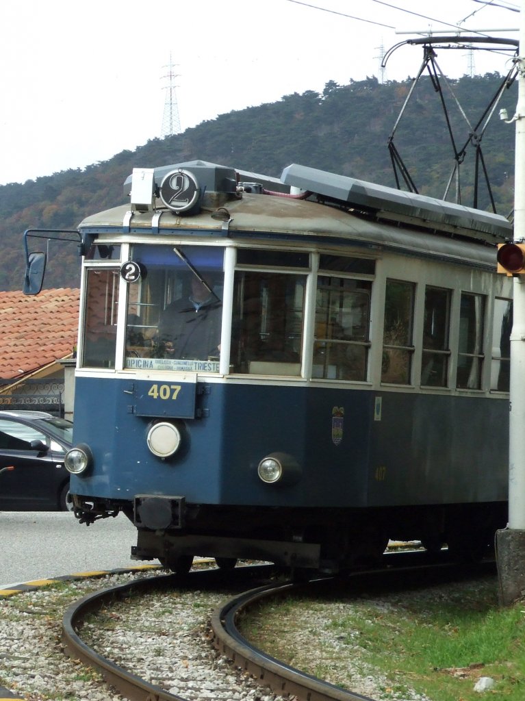 Ein Triester Stra�enbahnwagen biegt am 30.10.2010 auf einem nahegelegenen H�gel um eine Kurve, um dann talabw�rts weiterzufahren.