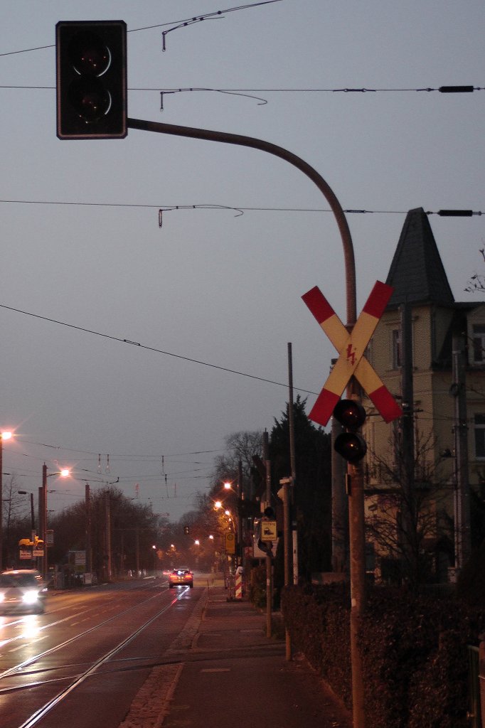 Ein triviales Andreaskreuz mit Haltlicht  in der Abenddmmerung gegen 17:48 Uhr.
Die Haltlichtanlage ist in Betrieb, obwohl keine Straenbahn aktuell verkehren kann.  16.11.12 

