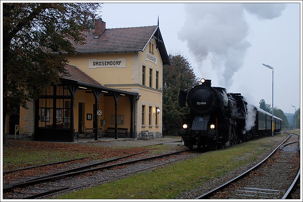 Ein, trotz schlechtem Wetter, sch�ner Fototag geht dem Ende zu. Wir haben unseren Zielbahnhof Drosendorf am 22.10.2009 als  R 16612  mit unserer Zuglok 52.4984 erreicht.