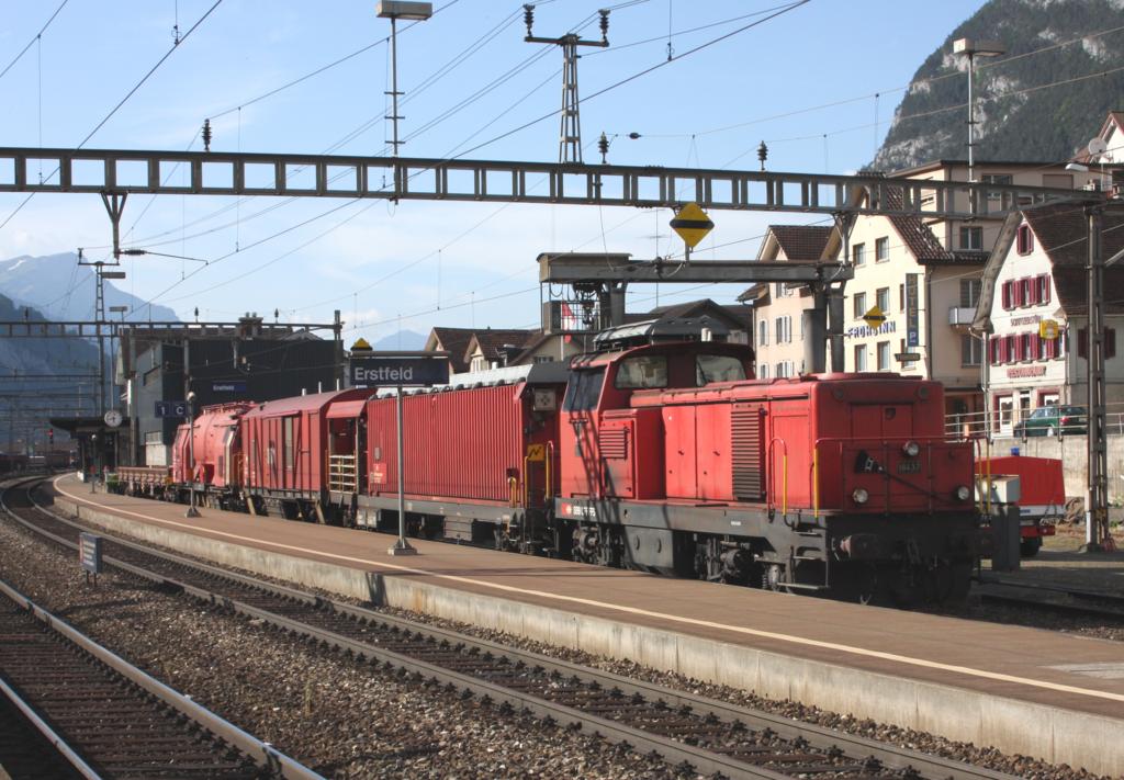 Ein Tunnelrettungszug steht im Bahnhof Erstfeld am 16.5.2009. Zuglok ist die
Diesellok 18437.