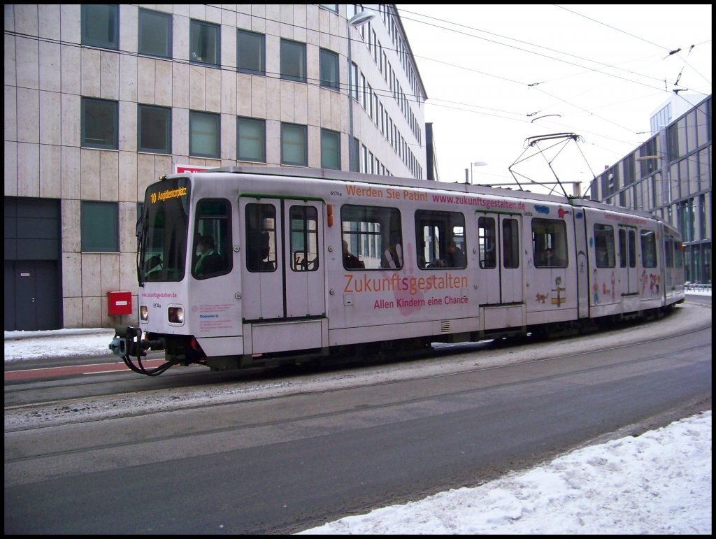Ein TW 6000 am 14.02.2010 in Hannover, kurz vor der Haltestelle Hauptbahnhof.