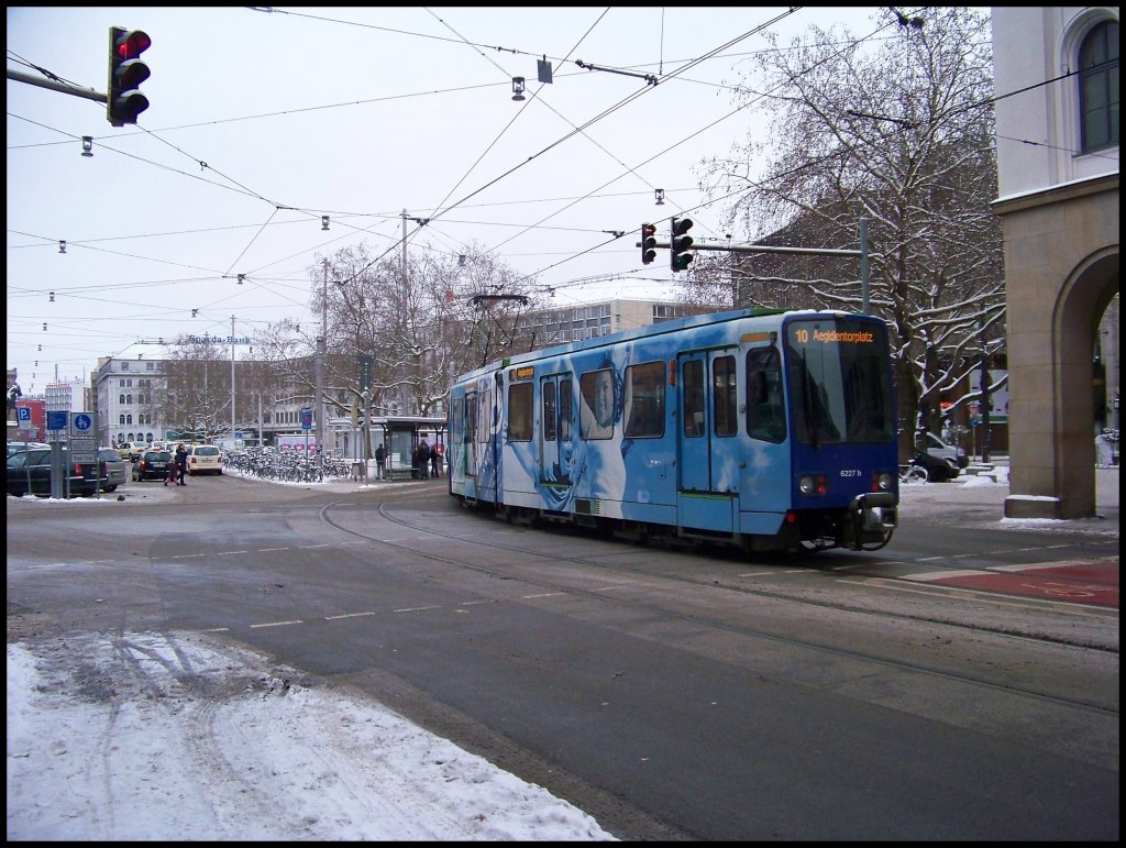 Ein TW 6000 erreich am 14.02.2010 die Haltestelle Hauptbahnhof.
