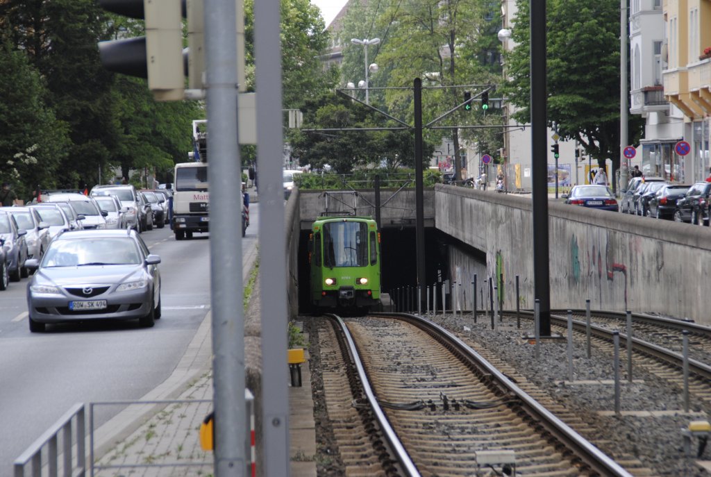 Ein TW 6000, kommt aus den Stabtbahntunnel in der Lortzingstrae, am 14.06.2010.