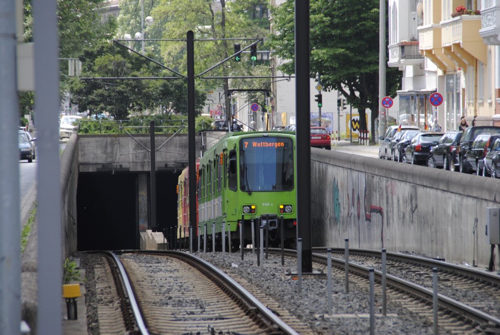 Ein TW 6000 Verband beim einfahren in den Stadtbahntunnnel an der Haltestelle Lortzingstrae, am 14.06.2010.