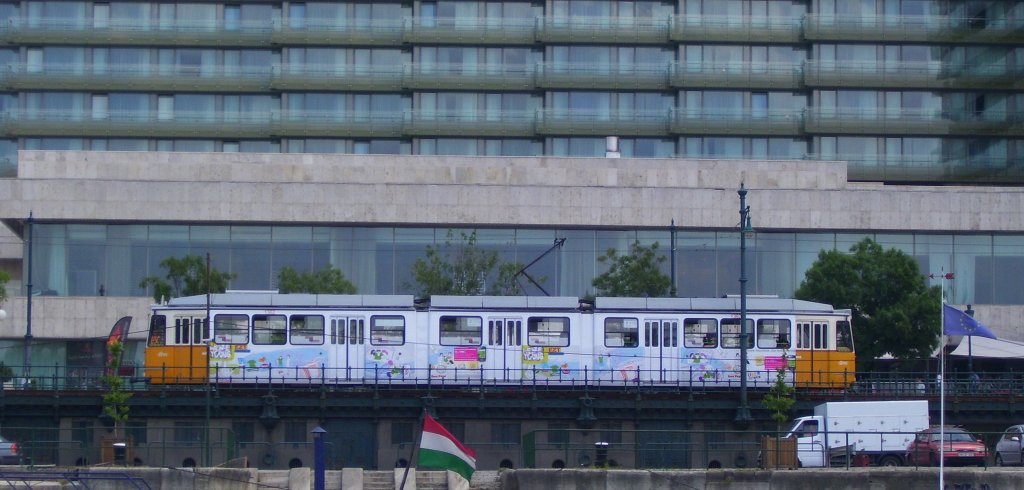 Ein Tw auf der Linie 2 (Jszai Mari tr - Vghd) auf der Pesti also rakpart in Budapest; 01.06.2011