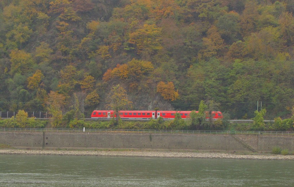 Ein Tw der BR 612 auf der Fahrt Richtung Mainz auf der linken Rheinseite gegenber von Kaub; 01.11.2011