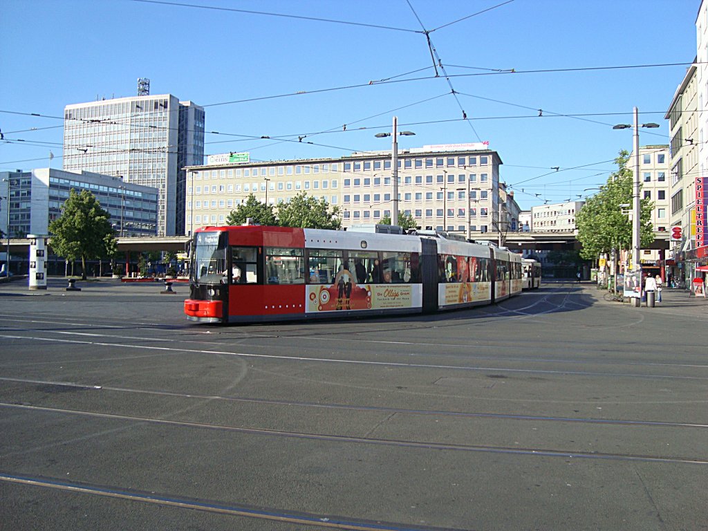 Ein TW der Bremer Strassenbahn fhrt am 31.05.2009 die Haltestelle HBF an.