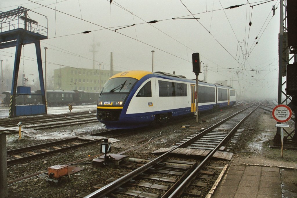 Ein TW Desiro der ehemaligen OME (OLA) steht an einem kalten Wintertag im noch nicht umgebauten Bahnhof von Schwerin HBF am 18.02,2001.