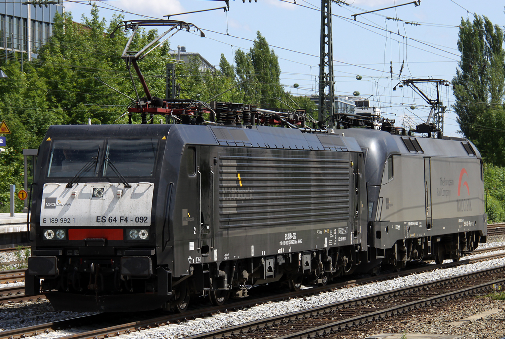Ein TXL Lokzug mit 189 992-1 und ES 62 U2 - 029 fahren durch M�nchen Heimeranplatz am 18.07.2012