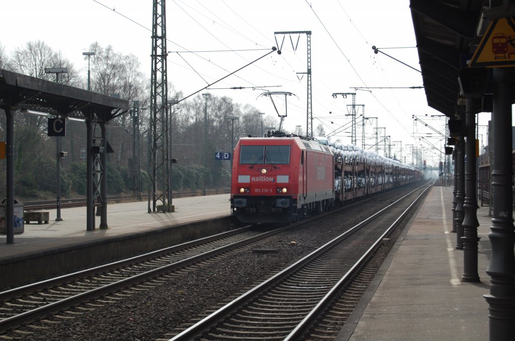 Ein typischer Autozug fr die Emslandbahn wird zum Autohafen in Emden gefahren. Zuglok ist 185 219, die durch Leer(Ostfriesl) rauscht.