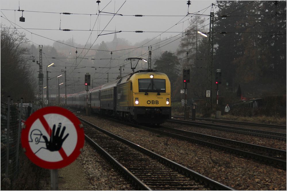 Ein typischer, grauer Novembertag ... - Dazu kam mir Werbelok Kapsch 1216 210 ganz recht, welche hier mit EN 236 (Venezia S. Lucia-Wien West) kurz vor der Durchfahrt in Tullnerbach-Pressbaum zu sehen ist. 26.11.12