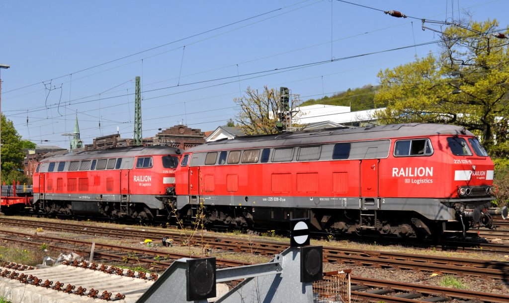 Ein typisches Bild, wie am 19.04.2011 steht der Stahl Zug kurz nach dem Bahnhof Hohenlimburg und wartet auf seine weiterfahrt nach Hoesch. 
225 028-0 und 225 021-5 kann man hier auf dem Bild gut erkennen.