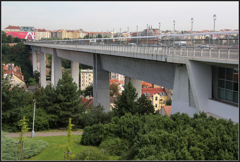 Ein U-Bahntunnel im Viadukt -

Nördlich der Station Vy¨ehrad verläuft die Prager Metrolinie C im Hohlkasten der Nuselsky most. Da es keine Öffnungen nach draußen gibt, ist es für den Fahrgast wie eine Fahrt im Untergrund. Erst in der Station Vy¨ehrad mit ihren seitlichen Glasflächen (rechts im Bild) kann man ins Tal blicken und wundert sich vielleicht über die erreichte Höhenlage. 

11.08.2010 (M)