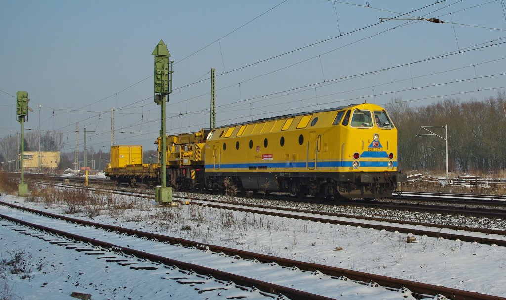 Ein U-Boot im Schnee: 229 147-4 mit einem Kran im Anhang. Aufgenommen am 26.01.2010 in Eschwege West.