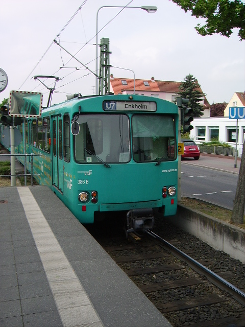 Ein U2 Wagen am 27.06.11 in Frankfurt Enkheim 