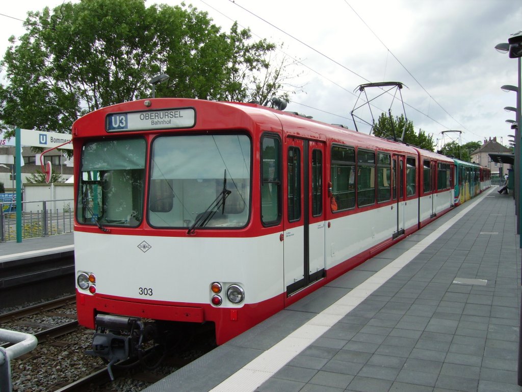 Ein U2 Wagen der VGF in der ersten Lackierung aus der 60er am 18.06.11 in Bommersheim 