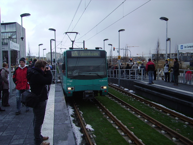 Ein U4 Wagen Zug in Frankfurt Riedberg am 12.12.10 bei der U-Bahn Erffnung
