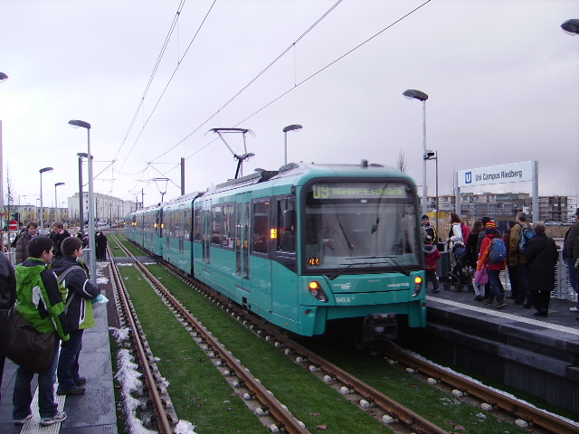 Ein U5 Wagen dreier Pack in Frankfurt Riedberg am 12.12.10 