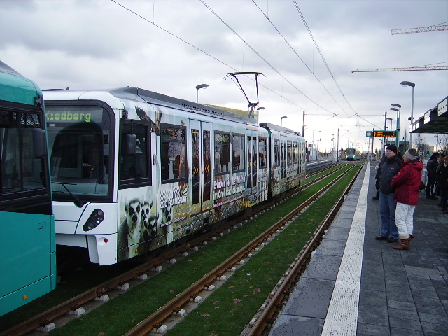 Ein U5 Wagen mit Zoo Werbung in Frankfurt Riedberg am 12.12.10