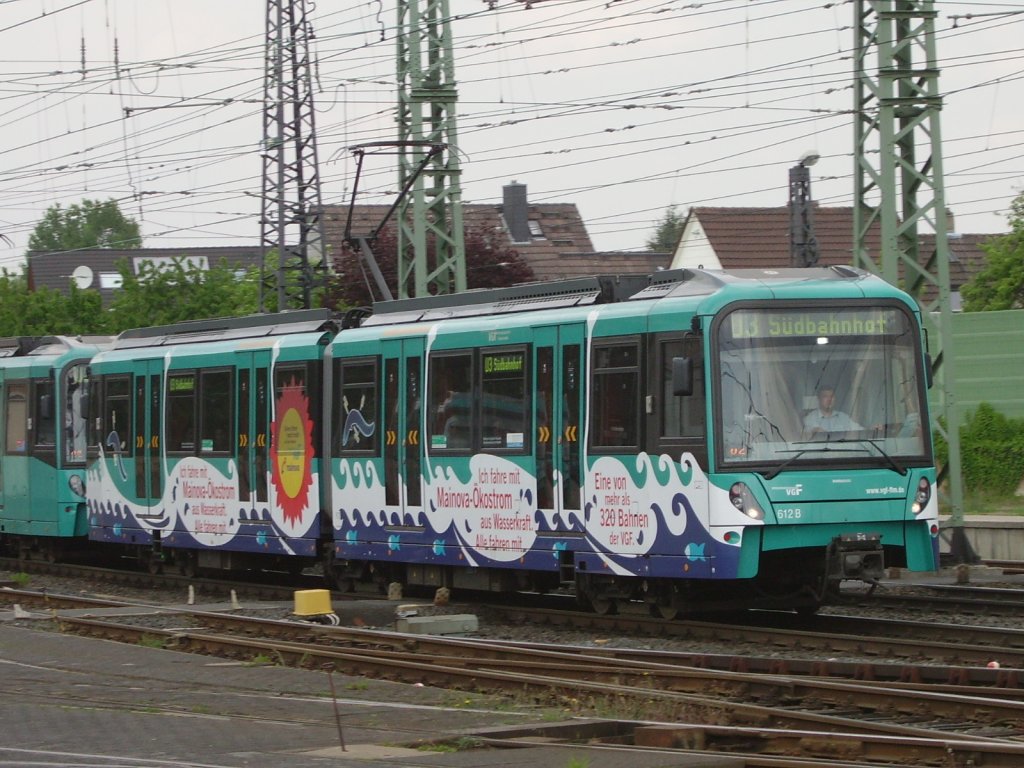 Ein U5 Wagen der VGF am 30.04.11 in Heddernheim durch den Zaun fotografiert mit Mainova Werbung 