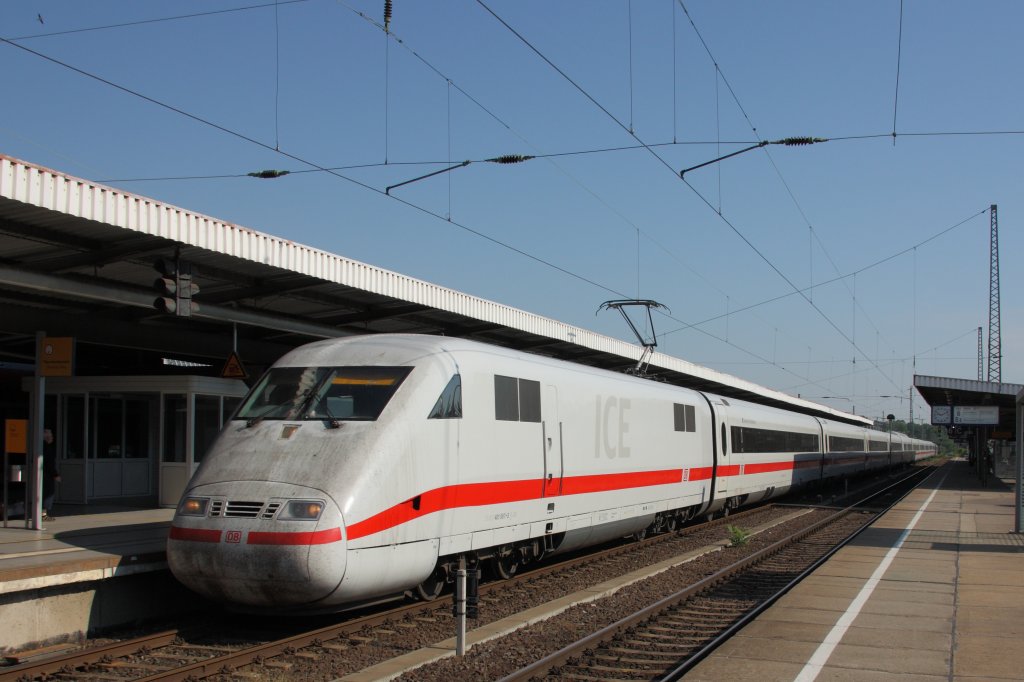 Ein umgeleiteter ICE 1 (401 567-3) aus Berlin fhrt auf Gleis 7 in Magdeburg Hbf ein. Nach kurzem Aufenthalt ging die Fahrt weiter in Richtung Braunschweig. Fotografiert am 09.07.2010. 