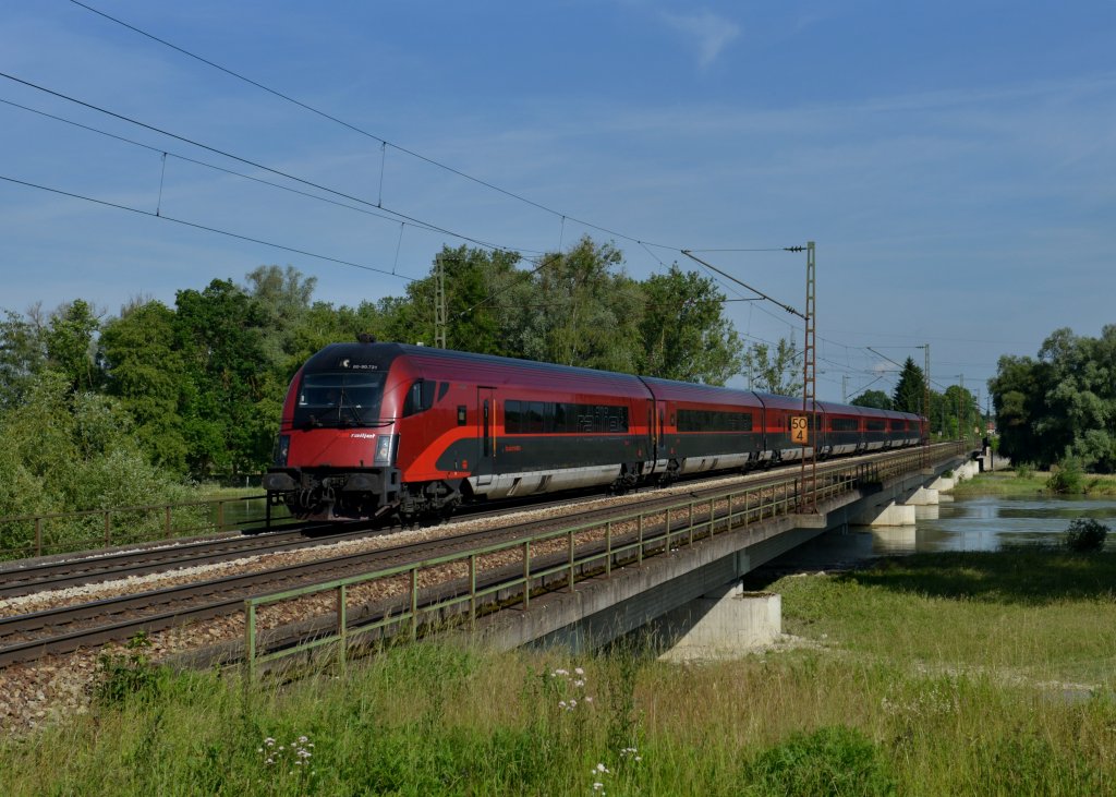Ein umgeleiteter Railjet nach Budapest am 15.06.2013 auf der Isarbrcke bei Plattling.