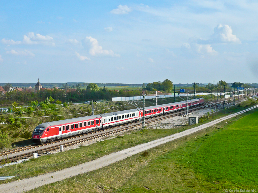 Ein Umlauf des München-Nürnberg-Express war am 23.04.2011 mit einem Wagen in ursprünglicher IC-Lackierung unterwegs. Der RE nach Nürnberg Hbf verlässt hier den Bahnhof Allersberg (Rothsee).