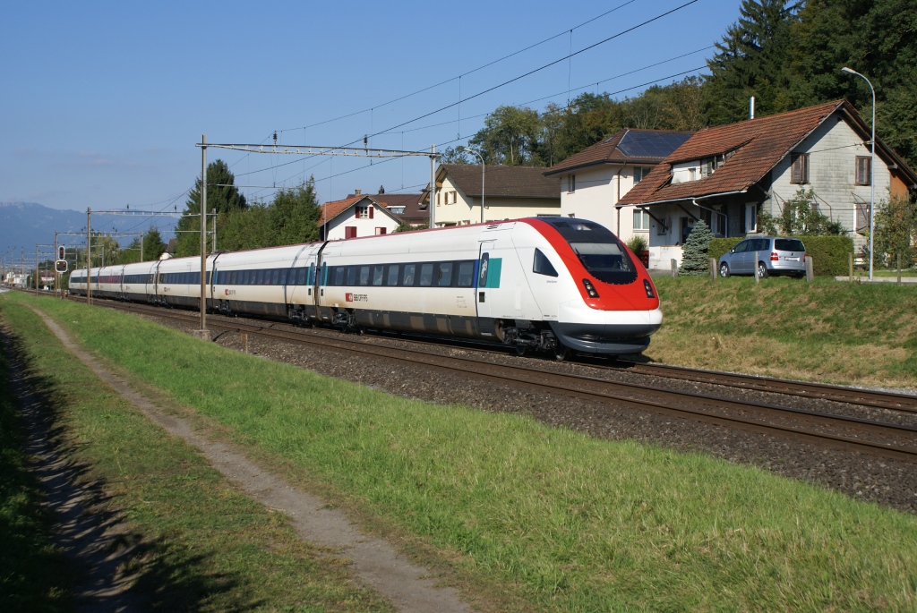 Ein Umlauf des RE Biel-Bern wird planmssig mit einem ICN gefhrt. Am 19.9.10 verlsst der RABDe 500 026-0 Busswil als RE 1864.