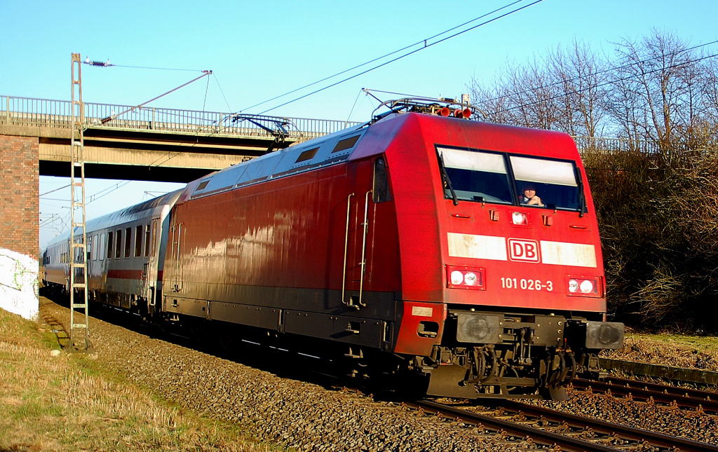 Ein Umleiter IC gezogen von der 101 026-3 unter der Brcke der L116 ber die KBS 465 Mnchengladbach-Kln ist in Richtung Rheydt unterwegs. 6.3.2011