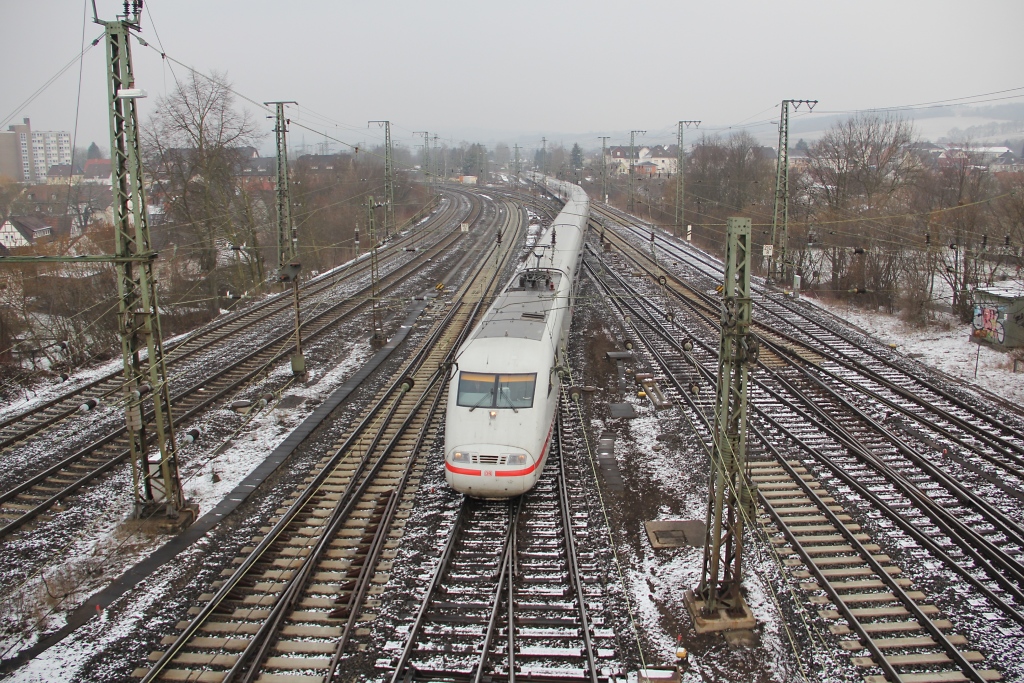 Ein Umleiter ICE 1 in Richtung Sden in der Nordeinfahrt von Bebra. Aufgenommen am 29.03.2013.