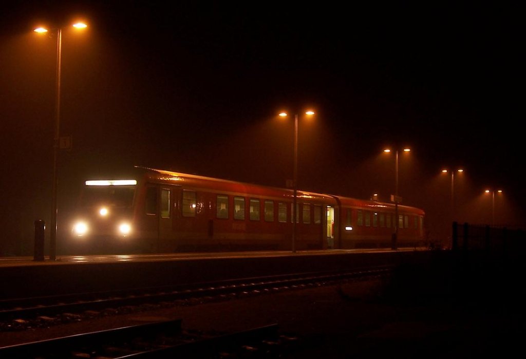 Ein unbekannt gebliebender DB AG VT 628 steht am 06.11.2011 um 18:12 Uhr als RB 11 nach Schwerin im nebligen Bahnhof Hagenow-Stadt und wartet auf die Abfahrt.