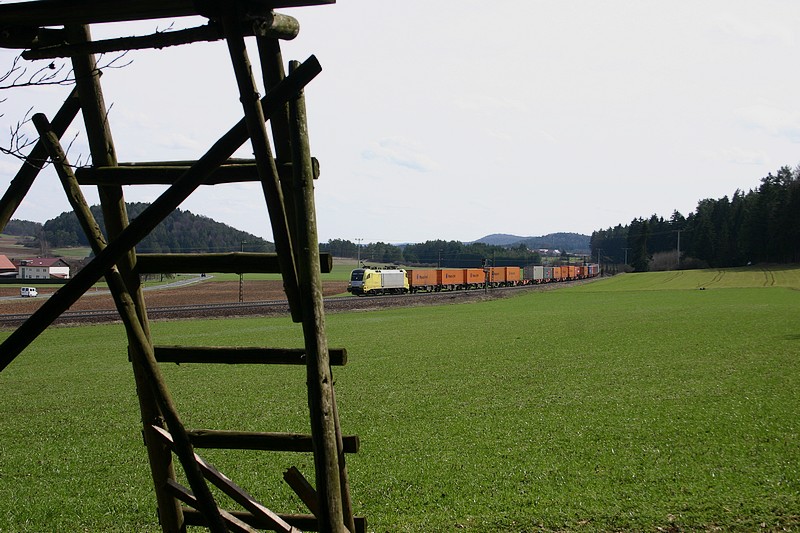 Ein unbekannt gebliebener Dispo Taurus aus einer etwas anderen Perspektive,und extrem  milchigen  Himmel.(bei Parsberg,3.4.2010)