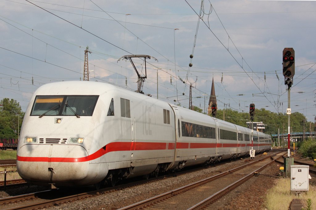 Ein unbekannt gebliebener ICE 2 fuhr am 10.6.12 durch Mlheim-Styrum.