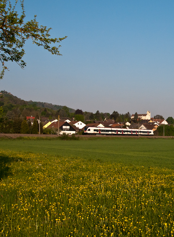 Ein unbekannt gebliebener Seehas fuhr am 24. April 2011 als SBB87661 (Engen - Konstanz) an den Fotografen bei Mhlhausen vorbei.