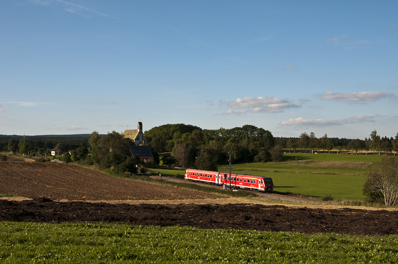 Ein unbekannt gebliebener Triebwagen der Baureihe 611 am 11. September 2010 im Abendlicht bei Lffingen.
