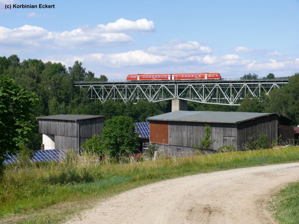 Ein Unbekannter 612er auf der Fahrt richtung Hof, w�hrend er gerade das Th�lauer Viadukt �berquert, 19.07.2010