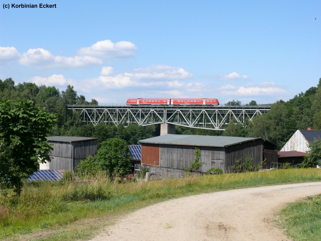 Ein Unbekannter 612er auf der Fahrt richtung Regensburg bzw. Nrnberg, whrend er gerade das Thlauer Viadukt berquert, 19.07.2010