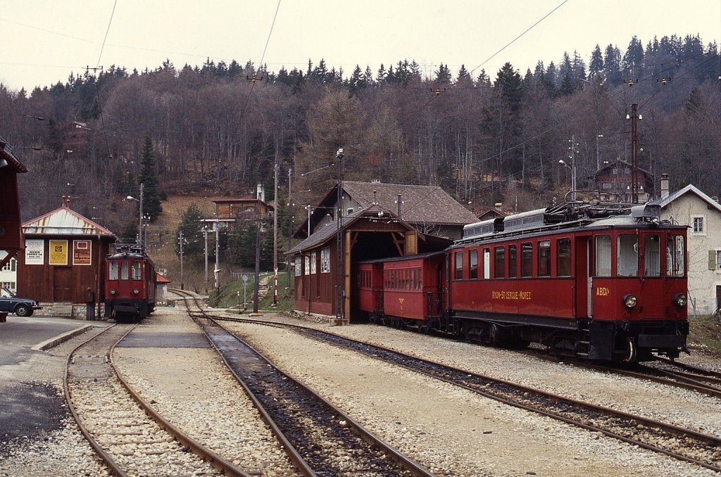 Ein unbekannter ABDe 4/4 und links im Hintergrund ABDe 4/4 3 warten im Mai 1980 im Bahnhof St. Cergue auf ihre nächsten Aufgaben