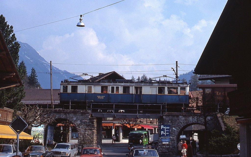 Ein unbekannter BDe 4/4 macht sich im Mai 1981 auf den Weg von Gstaad nach Zweisimmen